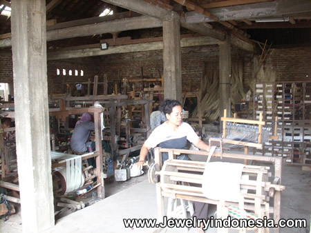 Village women hand loom tool for natural bags indonesia
