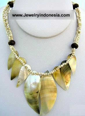 Beads Necklace with Blacklip MOP Shell Pendant