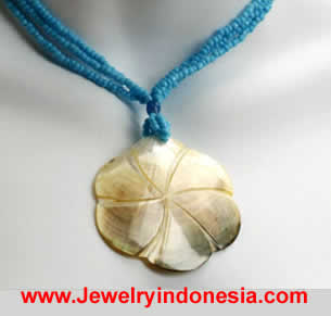 *** BEADS NECKLACE WITH CARVED MOP SHELL PENDANT ***