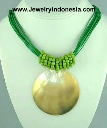 BEADED NECKLACE WITH MOTHER PEARL SHELL