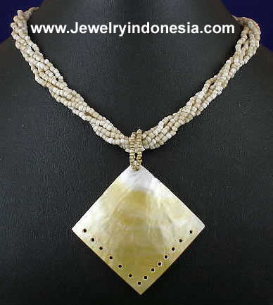 GOLDEN MOP SHELL NECKLACE