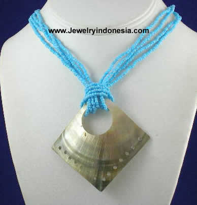 BEADED NECKLACE WITH MOP SHELL PENDANT