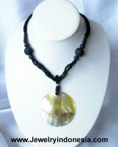 BEADS NECKLACE WITH ROUND MOTHER PEARL SHELL PENDANT