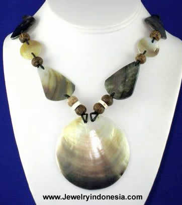 PEARL SHELLS NECKLACE