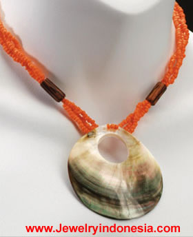 BEADS NECKLACE WITH MOTHER PEARL SHELL PENDANT