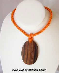 BEADS NECKLACE WOOD PENDANT