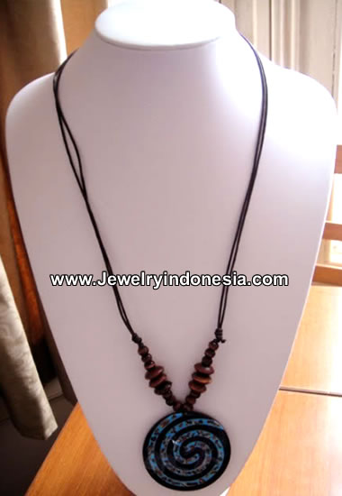 Jip8-1 Wooden Beads Necklace with Resin Pendant Bali Fashion Jewelry Wholesale