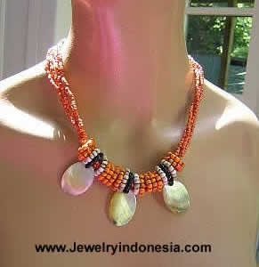 BEADED NECKLACE WITH MOP SHELLS PENDANT