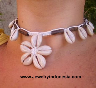 COWRY SHELLS CHOKER