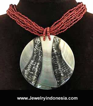 CARVED MOP SHELL NECKLACE