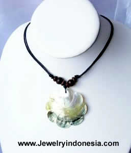 MOP SHELL NECKLACE