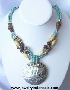 BEADED NECKLACE WITH MOP SHELL PENDANT