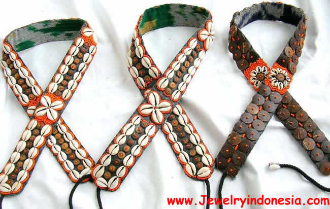 BEADS AND COWRIE SHELLS BELT