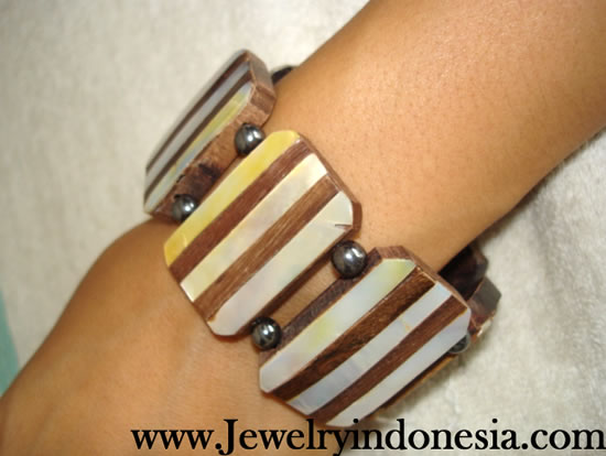 Shells and Wood Bracelet