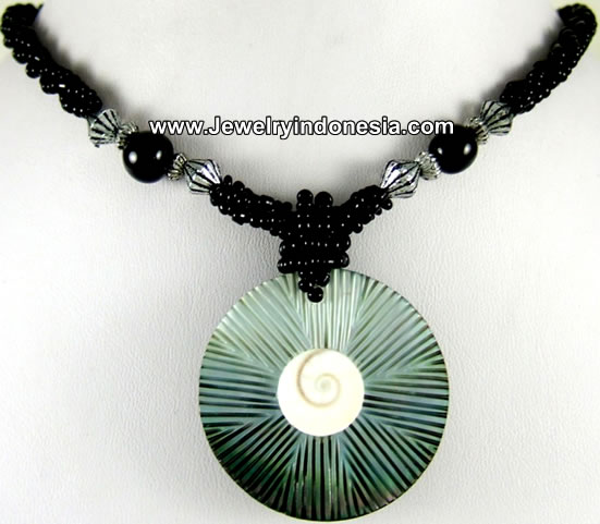 BEADS NECKLACE WITH MOTHER OF PEARL SHELL PENDANT